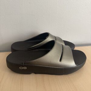 Oofos Women’s 7 Ooahh Slide Sandals Black / Gray Silver Slip On Recovery Shoes